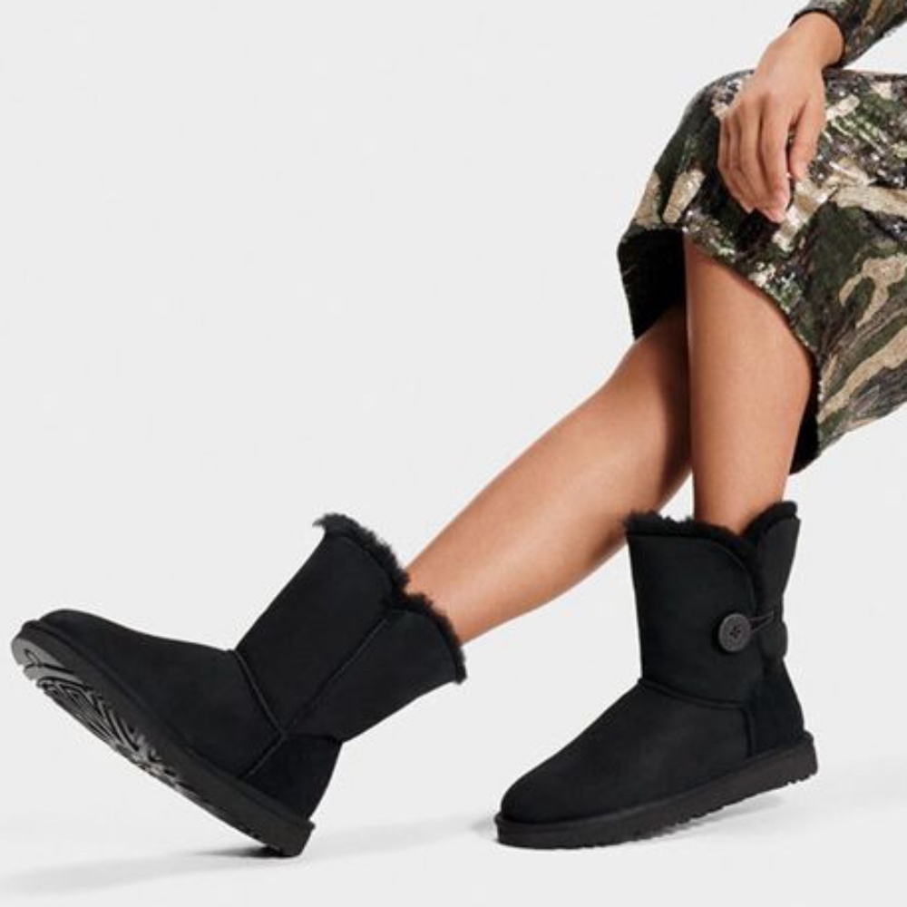 UGG Bailey Button II in Black